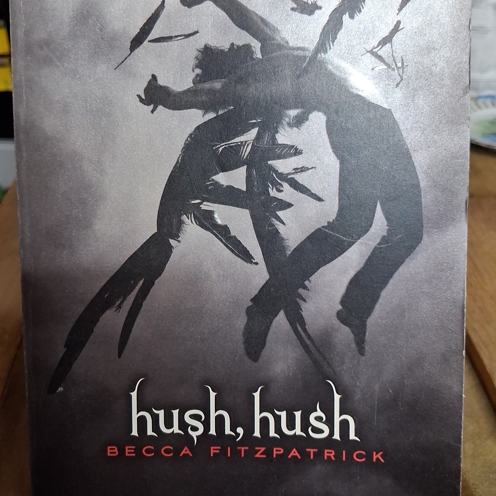 Hush, Hush by Becca Fitzpatrick - Black Cover Edition